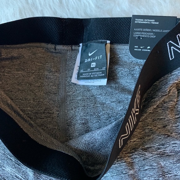 NWT Nike Victory Tight Fit Cropped Legging - Picture 7 of 8